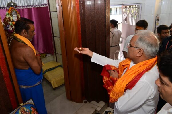 CM Bhent Mulakat : मुख्यमंत्री बघेल का भेंट मुलाकात रायपुर में, सीएम ने राम जानकी मंदिर एवं मनोकामना सिद्ध हनुमान मंदिर में किये दर्शन