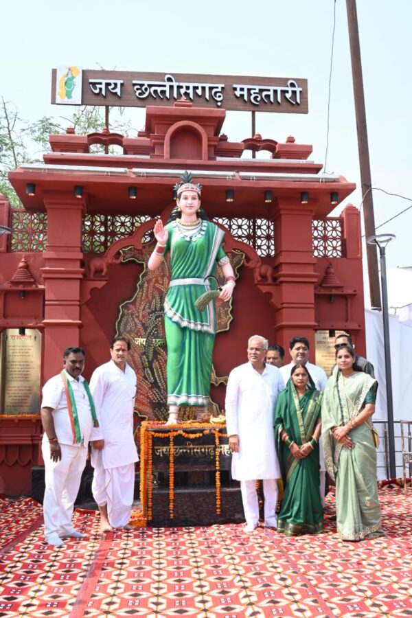 RAIPUR NEWS : रायपुर पश्चिम विधानसभा क्षेत्र में भेंट-मुलाक़ात के दौरान पहुँचे मुख्यमंत्री बघेल,  छतीसगढ़ महतारी की आदमकद प्रतिमा का किया अनावरण 