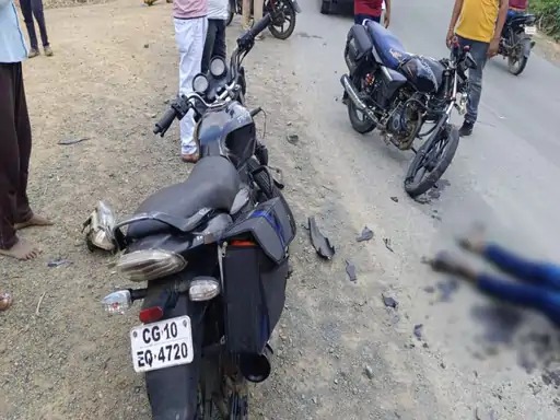 CG ACCIDENT NEWS : तेज रफ्तार दो बाइकों में जोरदार भिड़ंत, एक युवक की मौत, दूसरा घायल 
