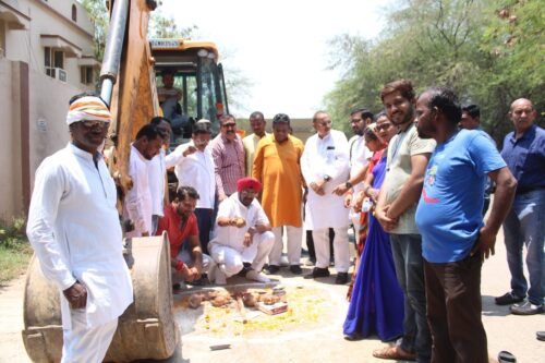 RAIPUR NEWS : विधायक जुनेजा, खादी ग्रामोद्योग बोर्ड अध्यक्ष राजेंद्र तिवारी और निगम पार्सदों ने 37लाख के सड़क डामरीकरण निर्माण कार्य का किया भूमिपूजन