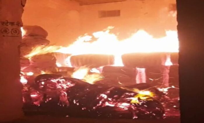 CG BREAKING: Sacks worth crores burnt to ashes, massive fire broke out in Mandi's godown, fire brigade team on the spot…