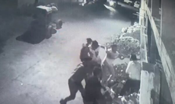 CG VIDEO : दो कुख्यात गिरोह के बीच गैंगवार, एक युवक की हालत गंभीर, देखें वीडियो 