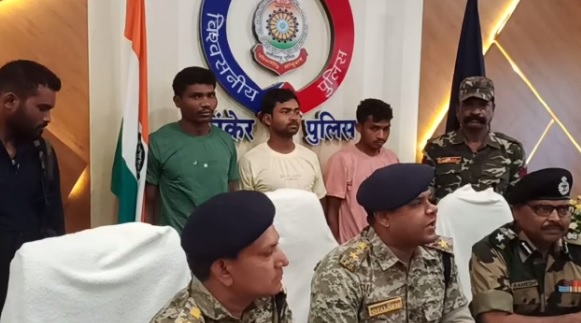 CG NEWS : 8-8 लाख रुपये के इनामी सहित तीन नक्सली पकड़ाए, गिरफ्तारी के दौरान बीएसएफ़ के अधिकारी पर किया चाकू से हमला