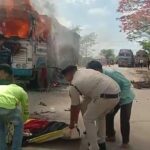 CG VIDEO BREAKING : पैदल जा रहे युवक को ट्रक ने कुचला, मौके पर दर्दनाक मौत, आक्रोशित ग्रामीणों ने चक्काजाम कर जला दिया ट्रक, देखें वीडियो 