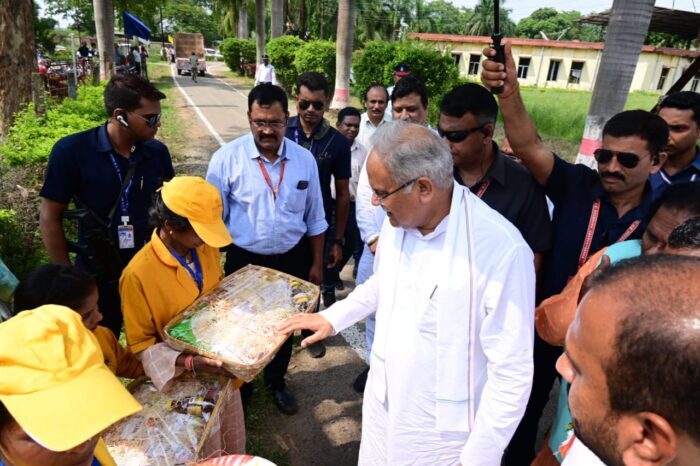 CG NEWS : Chief Minister visits Mahatma Gandhi Rural Industrial Park, appreciates women's enterprise