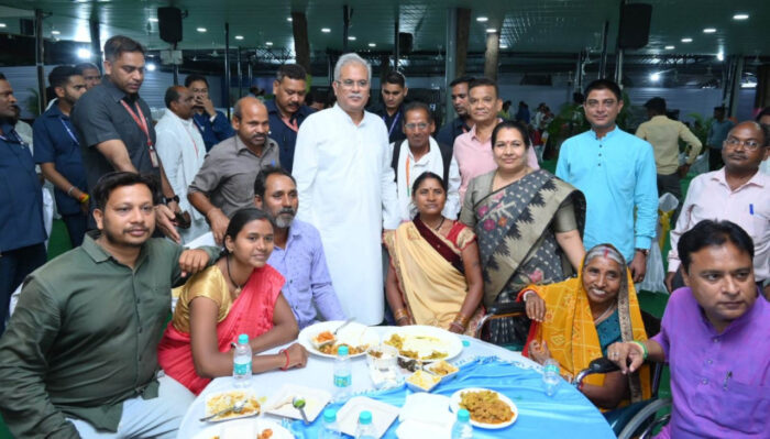 CG NEWS: The villagers who were visited by the Chief Minister during the meeting, those villagers became the guest of CM Baghel