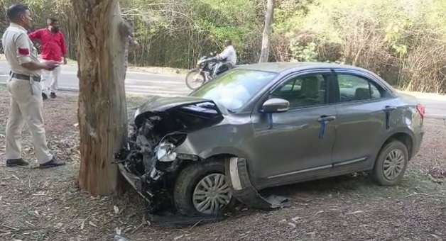 CG ACCIDENT BREAKING: Speeding car rammed into a tree, youth injured