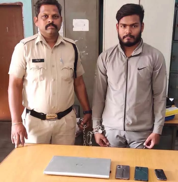CG CRIME: Police raided in this area of ​​the capital, arrested a youth operating online betting, seized 3 mobiles including laptop