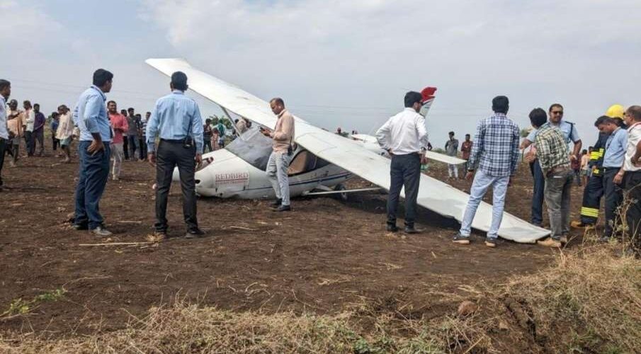VIRAL NEWS : एयरक्राफ्ट में हुई तकनीकी खराबी, तो पायलट ने खेत में करा दी इमरजेंसी लैंडिंग, दो घायल 