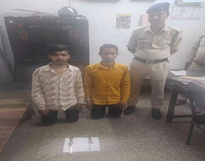 RAIPUR CRIME: Police arrested two youths who threatened people with knives in the capital