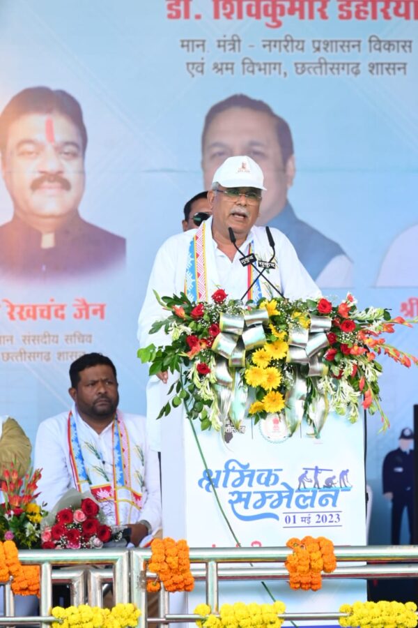 CG BREAKING : मुख्यमंत्री बघेल ने प्रदेश स्तरीय श्रमिक सम्मेलन में की कई महत्वपूर्ण घोषणाएं, मजदूर फ्री में कर सकेंगे यात्रा, अनहोनी होने पर मिलेंगे 5 लाख