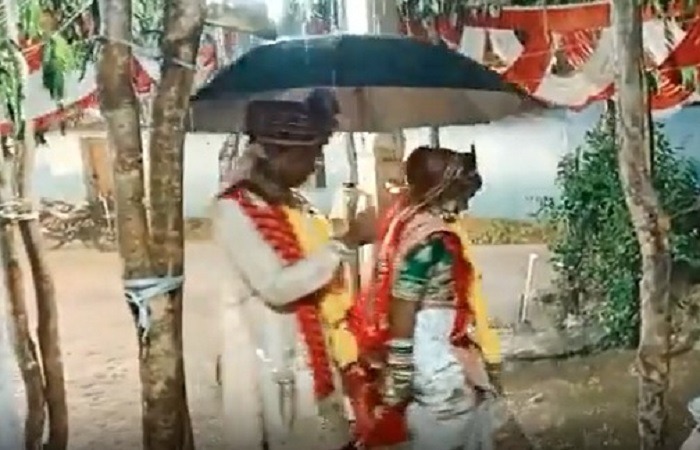 Cg Video : छाता ओढ़कर दूल्‍हा-दुल्‍हन ने लिए फेरे, होती रही बारिश पर नहीं रुकी शादी, देखें वायरल वीडियो