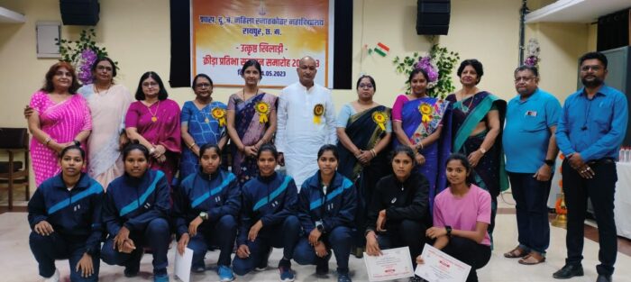 RAIPUR NEWS : Government D.B. 'Outstanding Sportsperson - Sports Talent Award Ceremony' organized in Women's Post Graduate College, players were rewarded with prize money and certificates