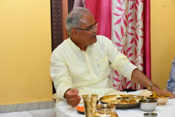 CM BHENT MULAKAT : सीएम बघेल बोले- भेंट मुलाकात के दौरान जिनके-जिनके घर खाने गया था, उन परिवारों को खाने पर बुलाऊंगा  