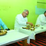 CG NEWS : मुख्यमंत्री बघेल ने गोंड़पारा में गणेश प्रसाद के घर पर चखा स्वादिष्ट छत्तीसगढ़ी व्यंजनों का स्वाद, रजक परिवार ने तिलक-आरती कर किया आत्मीय स्वागत