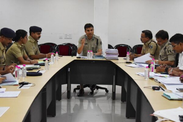 RAIPUR NEWS : एसएसपी प्रशांत अग्रवाल ने रायपुर पुलिस के अधिकारियों की ली बैठक, शादी में चोरी करने वाले चोरों को पकड़ने, निगरानी बदमाशों पर कार्रवाई के दिए निर्देश  