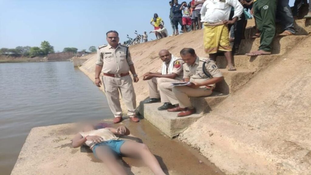 CG NEWS : नदी में तैरता मिला अज्ञात युवक का शव, मचा हड़कंप, सिर पर मिले गंभीर चोट के निशान