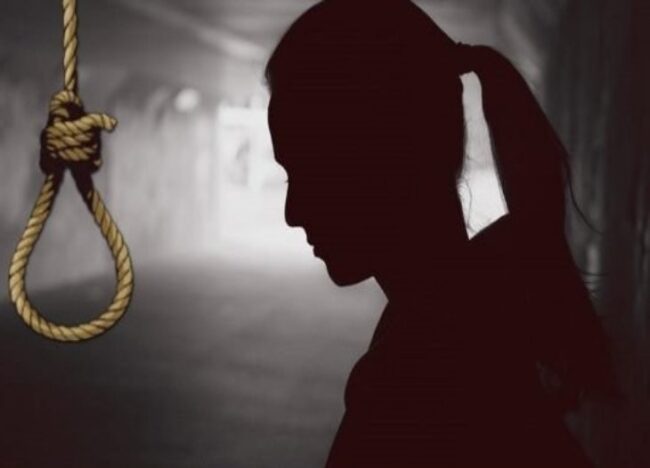 CG NEWS : 10वीं की छात्रा ने आत्महत्या, पेड़ पर फंसी के फंदे से लटकती मिली लाश 