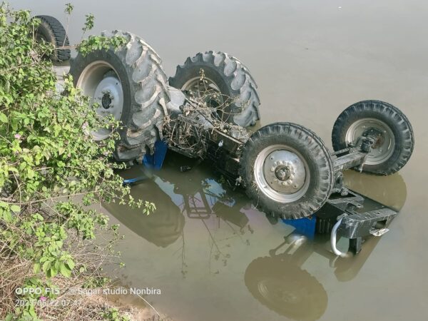 CG ACCIDENT NEWS : अनियंत्रित होकर तालाब में पलटा तेज रफ्तार ट्रेक्टर, दबने से ड्राइवर की मौत