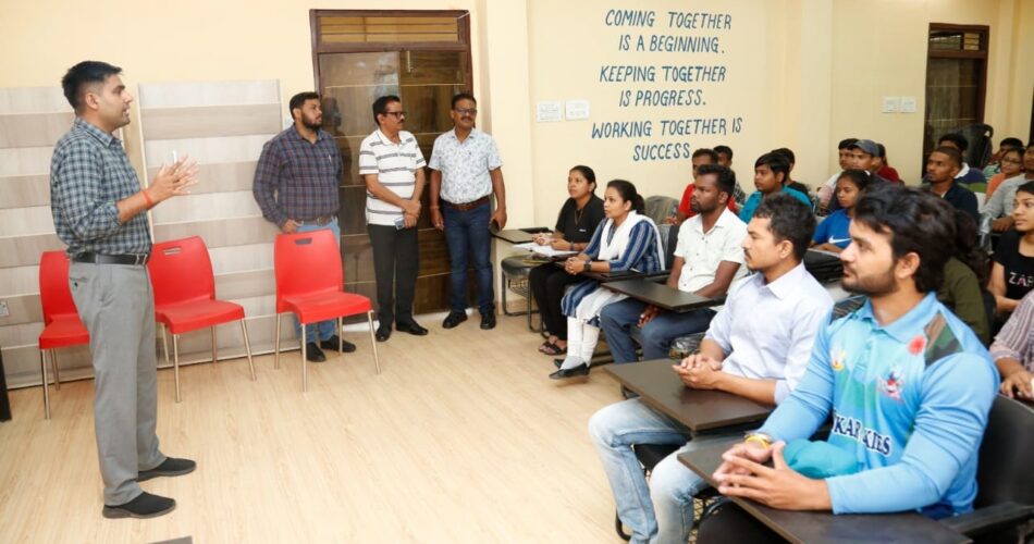 CG NEWS : 'डिफेंस क्षेत्र में रोजगार के अवसर' पर लेफ्टिनेंट कृपासिंधु पटेल ने दिया मार्गदर्शन, जिला ग्रन्थालय में आयोजित हुआ कैरियर गाइडेंस सेमीनार