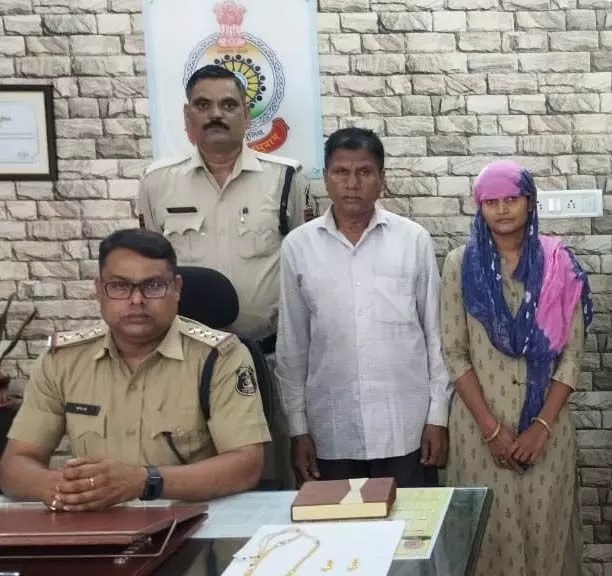 CG CRIME : पुलिस को मिली सफलता, ज्वेलरी शॉप से लाखों के जेवर उड़ाने वाले शातिर बाप-बेटी चढ़े पुलिस के हत्थे