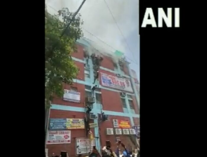 Mukherjee Nagar Fire : कोचिंग सेंटर में लगी भीषण आग, मची-अफरातफरी, 400 छात्रों ने कूदकर बचाई जान