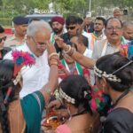 CG NEWS : मुख्यमंत्री बघेल का वन मंत्री मोहम्मद अकबर ने हेलीपैड पर बैगा एवं आदिवासियों के विशेष श्रृंगार बिरनमाला से किया स्वागत, विस अध्यक्ष महंत और प्रभारी कुमारी शैलजा भी पहुंची