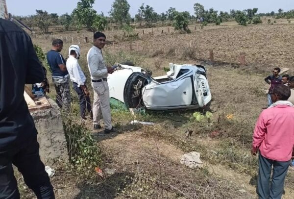 CG BREAKING : डिप्टी कलेक्टर के भाई की दर्दनाक हादसे में मौत, भाभी की हालत गंभीर, खंबे से टकराकर पलटी कार