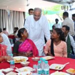 CG NEWS : भेंट-मुलाकात के दौरान जिन ग्रामीणों के घर मुख्यमंत्री ने खाया था खाना, उन्हें आज अपने निवास पर कराया भोजन, टेबल पर पहुंचकर जाना हालचाल 