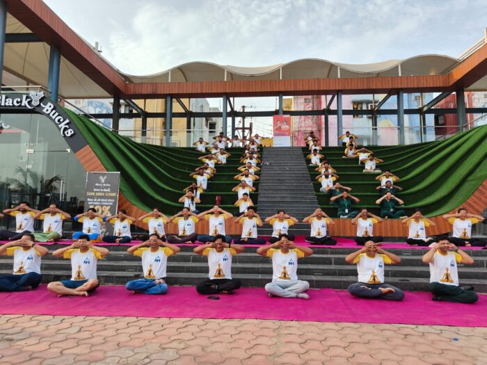International yoga day : एनएच एमएमआई नारायणा सुपरस्पेशियालिटी हॉस्पिटल द्वारा  'अंतर्राष्ट्रीय योग दिवस' का आयोजन 