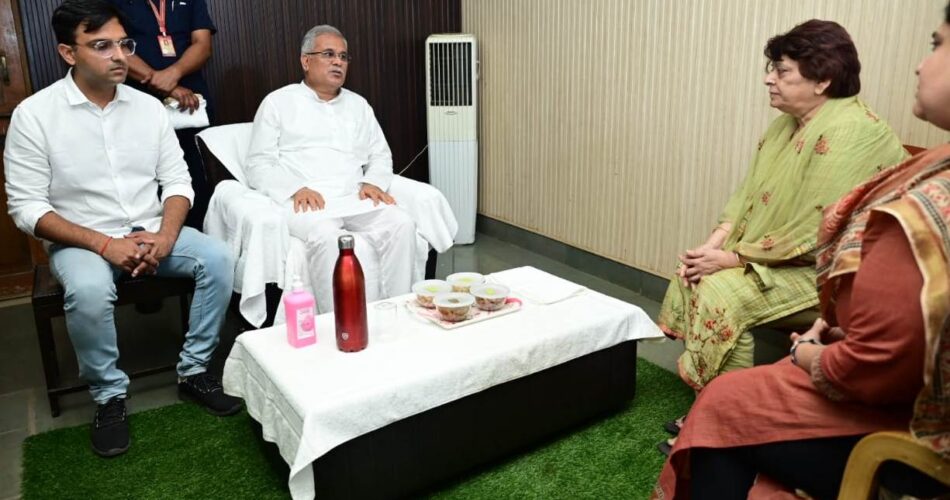 CG NEWS : स्वर्गीय विद्यारतन भसीन के निवास पहुंचे मुख्यमंत्री बघेल, पुष्प अर्पित कर उन्हें दी श्रद्धांजलि