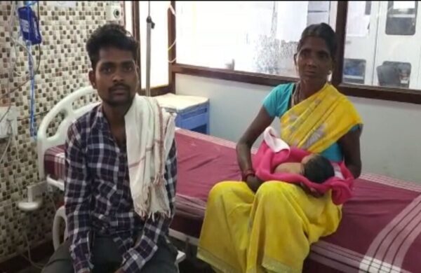 CG NEWS : जिला अस्पताल के डॉक्टरों की बड़ी लापरवाही, डिलीवरी के दौरान मासूम बच्ची का टूटा हाथ, 3 दिनों तक नहीं दी गई थी जानकारी 