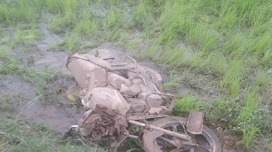 CG ACCIDENT NEWS : अनियंत्रित होकर पानी से भरे खेत में जा गिरी बाइक, सवार कारपेंटर की मौके पर मौत 