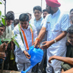 RAIPUR NEWS : नगर निगम के वृहद वृक्षारोपण कार्यक्रम का नगरीय प्रशासन मंत्री डॉ. शिवकुमार डहरिया ने किया शुभारंभ, रोपे “रूद्राक्ष“ के पौधे 