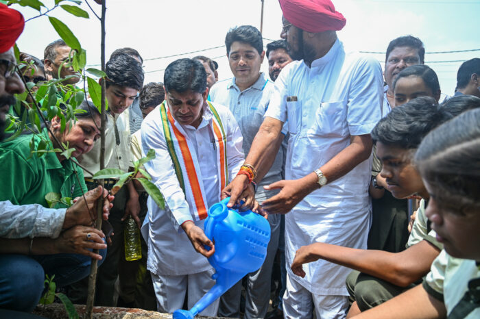 RAIPUR NEWS : नगर निगम के वृहद वृक्षारोपण कार्यक्रम का नगरीय प्रशासन मंत्री डॉ. शिवकुमार डहरिया ने किया शुभारंभ, रोपे “रूद्राक्ष“ के पौधे 