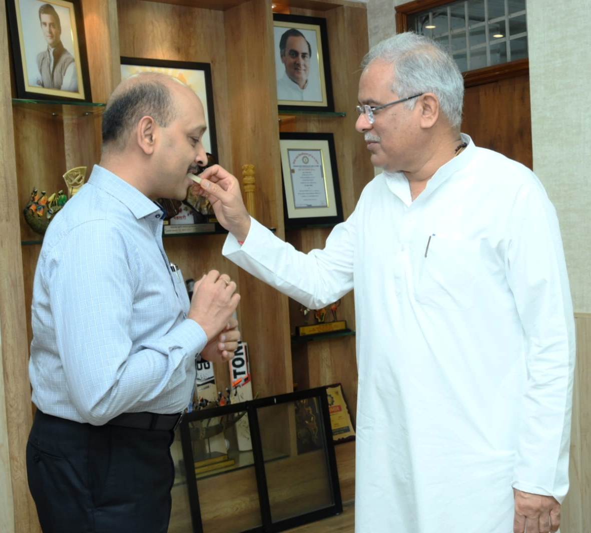 CG NEWS: Chief Minister Bhupesh Baghel congratulated Additional Chief Secretary Subrata Sahu on his birthday