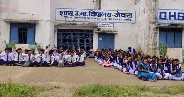 MAHASMUND NEWS : स्कूली छात्र-छात्राओं ने स्कूल में जड़ा ताला, कहा- जब तक पूरी नहीं होंगी मांगे नहीं जाएंगे स्कूल...