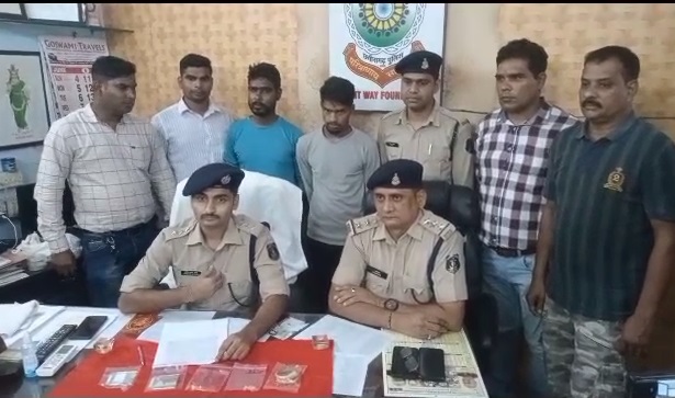 CG CRIME : सोने-चांदी के जेवर चोरी करने वाले दो युवकों को पुलिस ने धरदबोच, दो आरोपी की तलाश जारी 