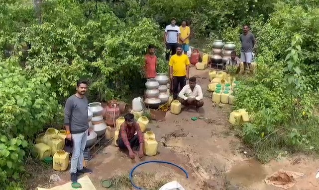 Mahasmund Crime News : महुआ शराब का जखीरा बरामद : जंगल में महुआ दारू बनाने वाले तीन आरोपी गिरफ्तार, 530 लीटर शराब सहित प्रयुक्त सामान जब्त