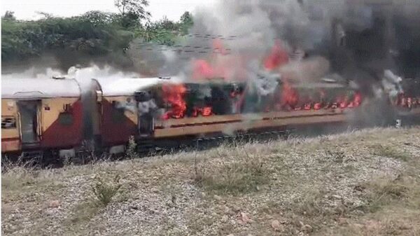 BREAKING NEWS : चलती ट्रेन के तीन डिब्बों में लगी भीषण आग, यात्रियों में मची अफरातफरी, देखें VIDEO 