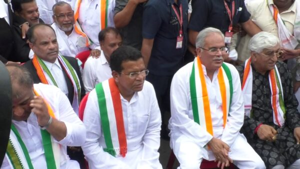 CG NEWS : रायपुर में राहुल गाँधी के समर्थन में उतरे कोंग्रेसी, सीएम बघेल, डिप्टी सीएम समेत तमाम नेता मौजूद 