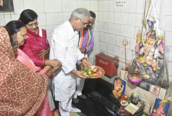 CG NEWS : सावन सोमवार के अवसर पर मुख्यमंत्री भूपेश बघेल ने शिव मंदिर में की पूजा-अर्चना, प्रदेशवासियों की सुख-समृद्धि की कामना की