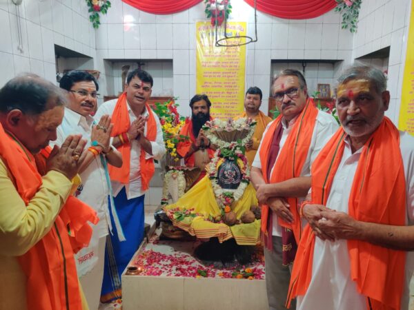 CG NEWS : सावन के पहले सोमवार को राजराजेश्वरी मंदिर में की गई भव्य पूजा-अर्चना, दया सिंह बोले- बाबा का आशीर्वाद सबको मिला है, महाप्रसादी का किया गया वितरण