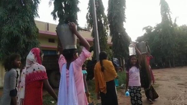 CG NEWS : छात्रावास में छात्राओं से लगवाया जा रहा झाड़ू पोछा और भरवाया जा रहा पानी, पालकों में नाराजगी