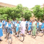 RAIPUR NEWS : लक्ष्मी नारायण कन्या उच्चतर माध्यमिक विद्यालय में स्कूली छात्राओं को बांटी गई साइकिल