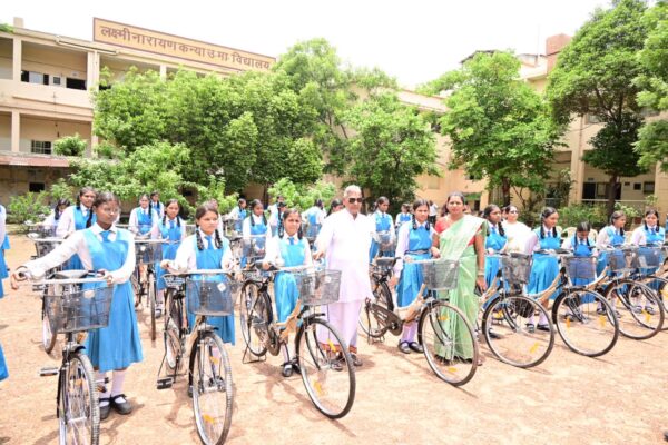 RAIPUR NEWS : लक्ष्मी नारायण कन्या उच्चतर माध्यमिक विद्यालय में स्कूली छात्राओं को बांटी गई साइकिल