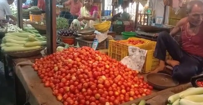 Tomato Price : टमाटर अभी रहेगा लाल, बढ़ेंगी कीमत, बारिश और आवक है महंगाई का कारण