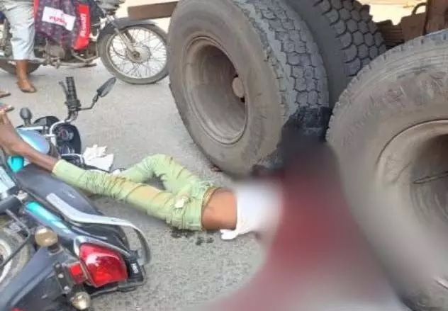 CG ACCIDENT : बड़ा हादसा : तेज रफ़्तार ट्रेलर ने बाइक सवारों को कुचला, एक की दर्दनाक मौत, दूसरा घायल 
