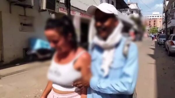 VIRAL VIDEO : विदेशी महिला को गलत तरीके से छूने और छेड़खानी करने वाला आरोपी शिक्षक गिरफ्तार, वायरल वीडियो देख भड़के लोग 