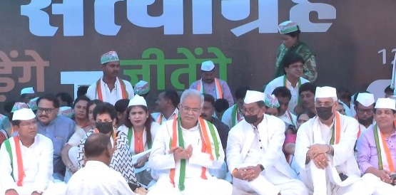 CG LIVE : राहुल गांधी के समर्थन में कांग्रेस का मौन सत्याग्रह शुरू, प्रभारी कुमारी सैलजा, सीएम बघेल, उप मुख्यमंत्री सहित कई नेता मौजूद, देखें लाइव वीडियो 